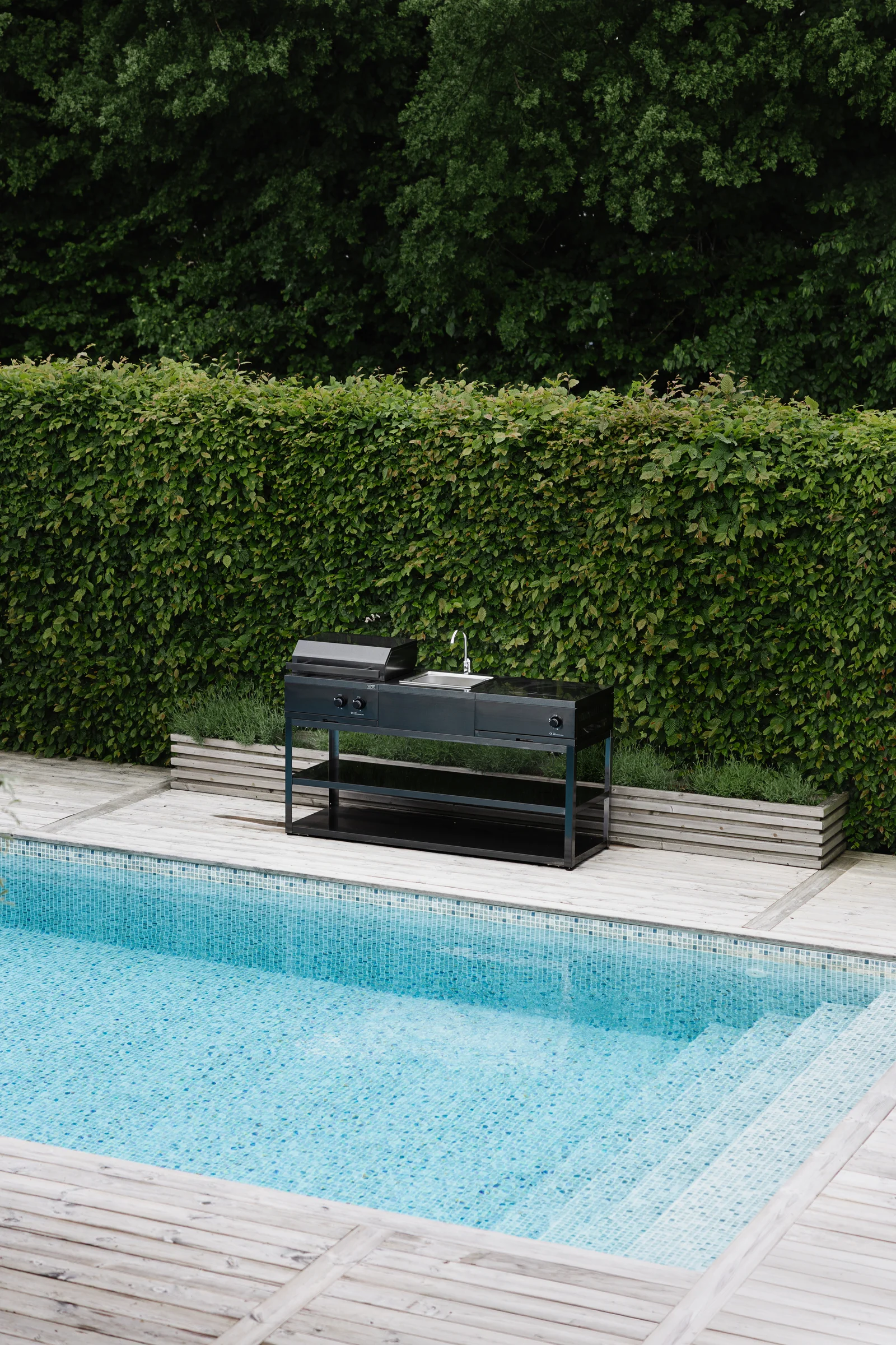 Minimalistische Myoutdoorkitchen Nordic Line bij een zwembad