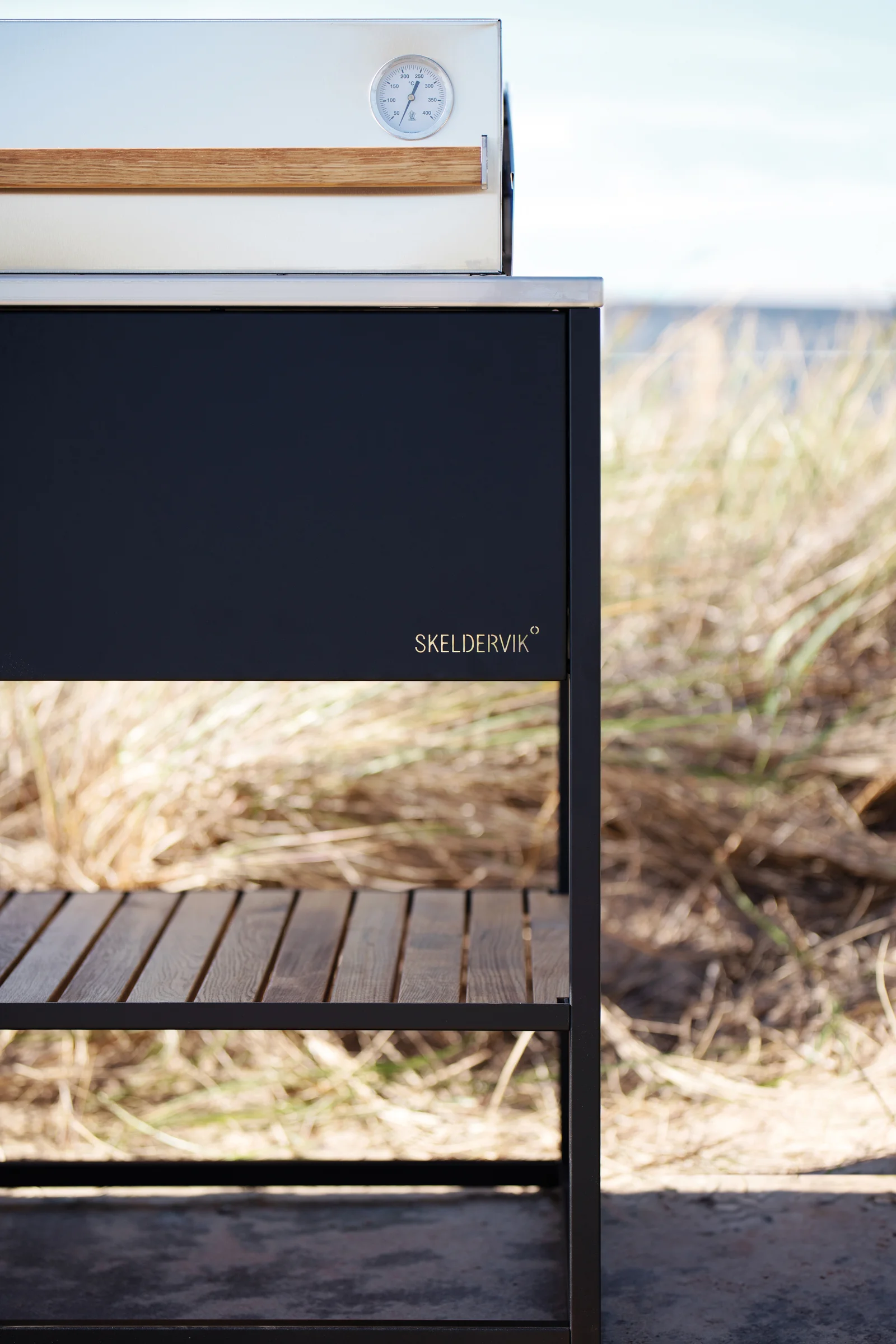 Detail van een Skeldervik buitenkeuken met roestvrij staal en zwart frame